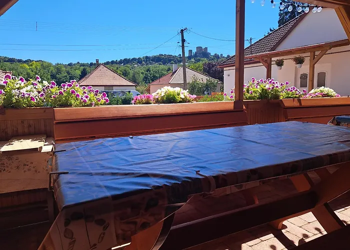 Var-voelgye Vendeghaz Homestay *
