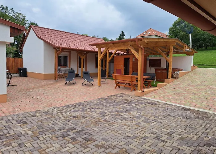 Var-voelgye Vendeghaz Homestay *